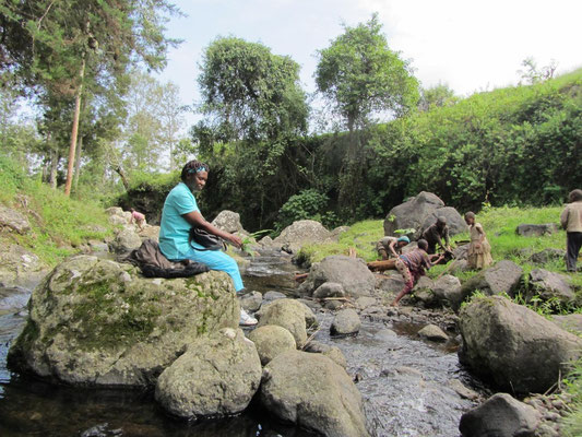 Mit Salome Mungure an einem Wasserfall in der Nähe des Morangu Gates, einem Startplatz für Kilimandscharu-Besteigungen. Meine Nachbarin Salome ist eine warmherzige Gastgeberin, die schnell zu einer Freundin geworden ist.