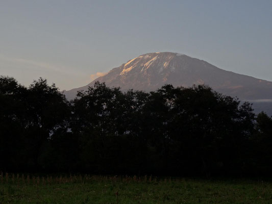 Endlich war das Wetter beim Sonnenuntergang einmal gut: Wir konnten den Kili sehen,