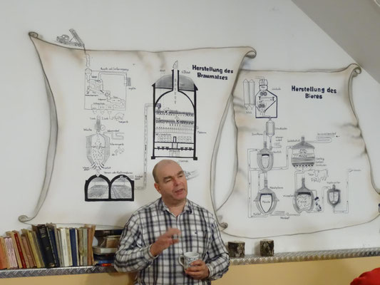 Frank Ziemel erklärt den Bierbrauprozess.