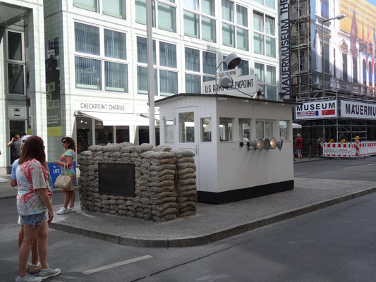 Westliche Abfertigungsstelle am Checkpoint Charlie.