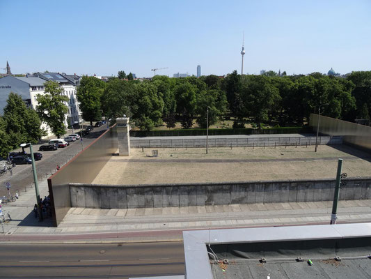 Kleiner, erhaltener Originalabschnitt der Berliner Mauer in der Bernauer Straße.