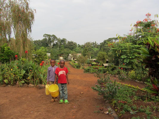 Wasserholen für die Familie ist Aufgabe der Kinder und Jugendlichen. Die Schule erlaubt den Nachbarn das Holen von Wasser auf ihrem Gelände. Sie erspart ihnen damit lange und beschwerliche Wege zur nächsten Wasserquelle.