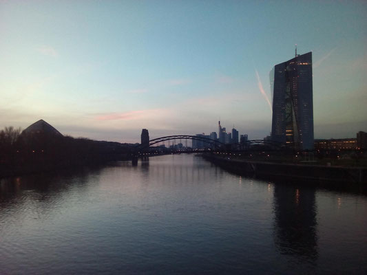 Das neue EZB-Gebäude in "Mainhattan" von der neuen Osthafenbrücke, fotographiert in der blauen Stunde. im Dezember 2015.