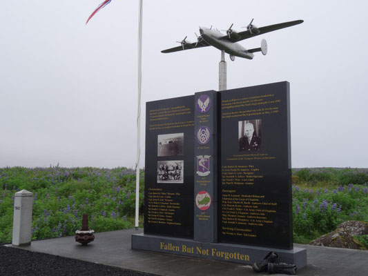 Fliegerdenkmal für eine 1943 am Fadgradalsfjall verunglückte "Fliegende Festung" der Amerikaner.