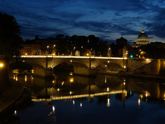 Der Tiber bei Einbruch der Nacht.