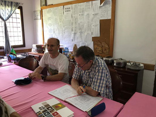 Im Büro des Schulleiters Fredrick Shayo, unseren Gast im August 2019 in Deutschland.