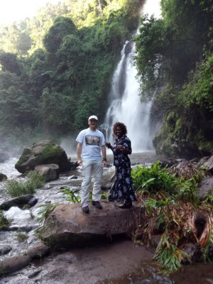 Mit Salome am Ndoro Wasserfall.