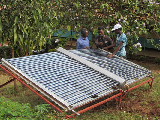 Eine solar betriebene Desinfektionsanlage für Trinkwasser wird in Betrieb genommen.