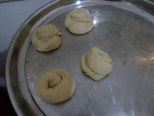 Salome Mungure macht Chapati.