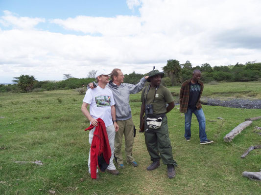 Von links: Michael, Michael und der tansanische, ganz gut Deutsch sprechende Ranger MICHAEL bei der Walking-Safari im Arusha-Nationalpark. Den Name unseres Fahrers (rechts) kenne ich nicht - vielleicht Michael?
