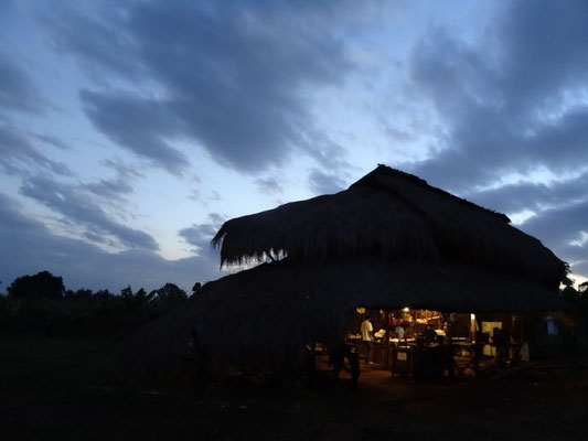 Kueche des Restaurants in der blauen Stunde.