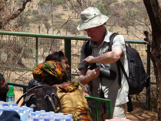 Winfried Sommer zeigt im Tarangire-Park tansanischen Kollegen seine aktuellen Fotos.