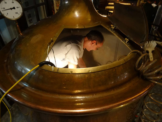 Voller Körpereinsatz beim Reinigen des Läuterkessels.