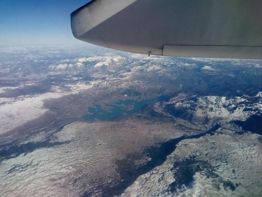 Flug über die südlichen Alpenausläufer.