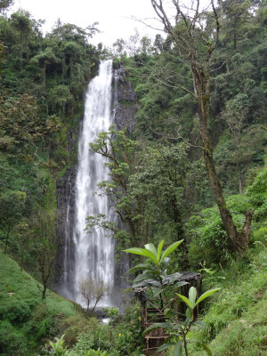 Zum Vergleich: Mnambe Wasserfall im Juli 2018. Die ergiebige Regenzeit 2018 ist deutlich erkennbar.