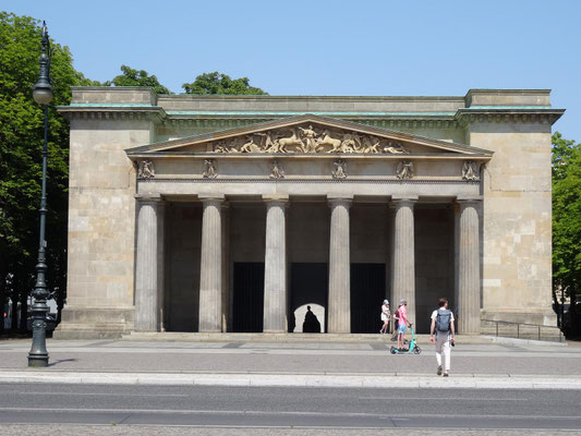 Die Neue Wache in der Straße "Unter den Linden"