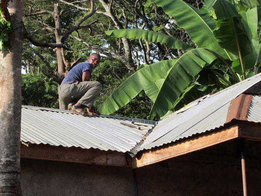 Der tansanische Freund bei der gemeinsamen Montage seines neuen Solarpanels ...