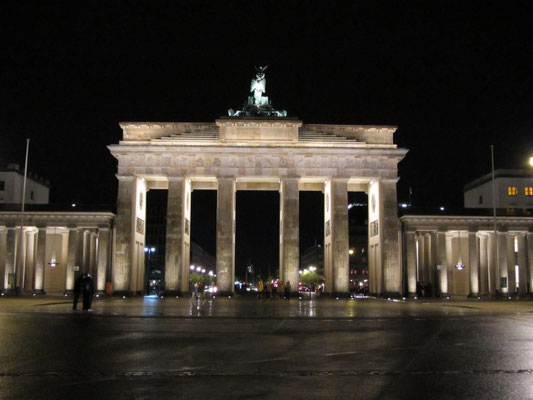 Brandenburger Tor bei Nacht bei der Klassenfahrt mit der G9b nach Berlin 2011.
