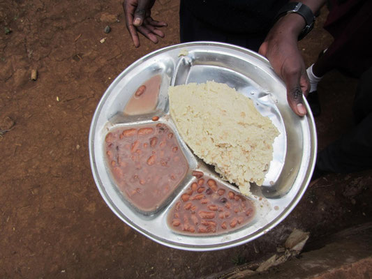 Ein typisches Mittagessen eines Schuelers: Ugali (Maisbrei) und Bohnen