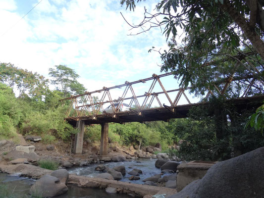 Die ca. 1916 errichtete ''German Bridge'' der alten Strasse Moshi-Arusha ueber den Karanga-Fluss.
