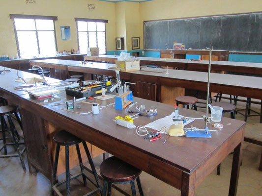 Vorbereitungen für einen Fortbildungsnachmittag (Workshop) mit den Chemiekollegen zum Thema Microscale-Experimentiertechnik.