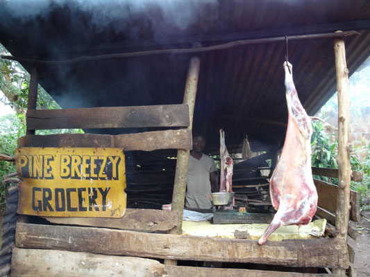 Ein Metzger bietet in einem Vorort von Moshi frisch geschlachtetes Fleisch an.