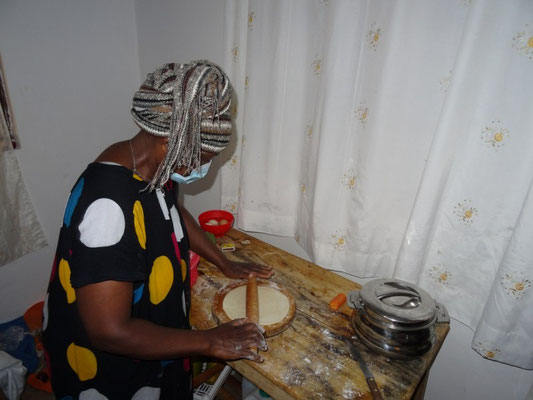 Salome Mungure macht Chapati.