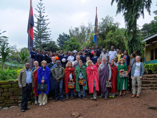 Die zweite Gruppe beim Besuch in der Kishumundu Secondary School.