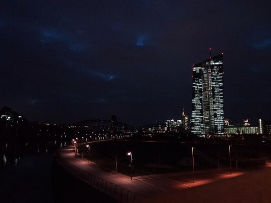 Das EZB-Gebäude beim Anbruch der Nacht.