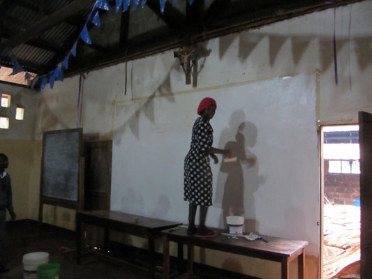 Salome Mungure streicht noch schnell eine Projektionsflaeche fuer die Kinovorfuehrung.