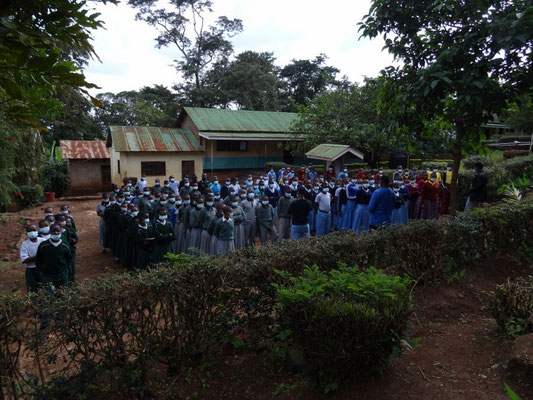 Begruessung durch die SchuelerInnen der Kishumundu Secondary School.