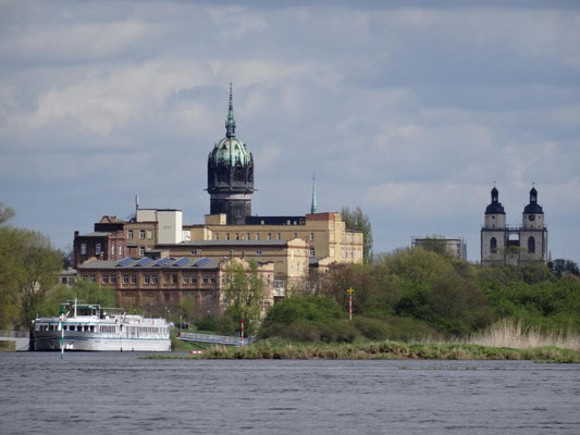 Blick über die Elbe auf die Schloss- und die Stadtkirche von Lutherstadt Wittenberg.