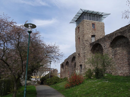 Reste der Stadtmauer mit Turm.