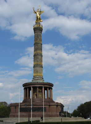 Siegessäule und Strasse des 17. Juni in Berlin.