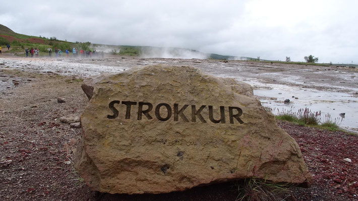 Der Strokkur ist ein noch aktiver Geysir neben dem seit einem Erdbeben inaktiven Namensgeber des Phänomens, dem Original "Geysir".
