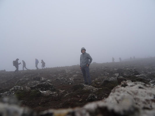 Vor dem Vulkan (im Hintergrund unsichtbar im Nebel ;-) ). Es ist fraglich, ob sich die Mühe des Weges gelohnt hat.