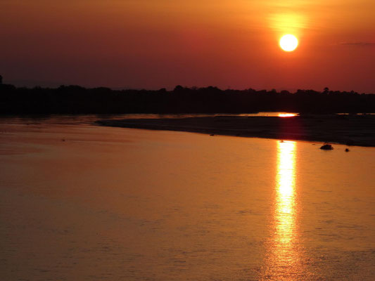 Sonnenuntergang am Rufiji, direkt vom Sessel auf dem Lodge-Aussichtsplatz am Ufer. Klick auf das Bild startet einen Film.