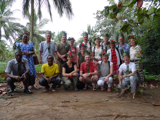 Gruppenbild mit besonderer Ausstattung der Gäste auf einer Gewürzfarm auf Sansibar.