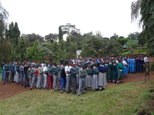 Die Schuelerschaft der Kishumundu Secondary School bei der Begruessung.