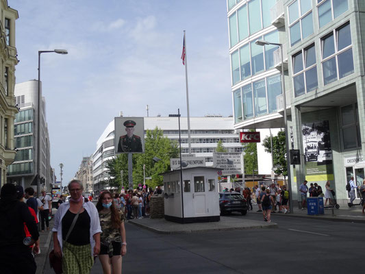 Das Haus am Checkpoint Charly zeigt viele Fluchtgeschichten während der Mauerzeit.
