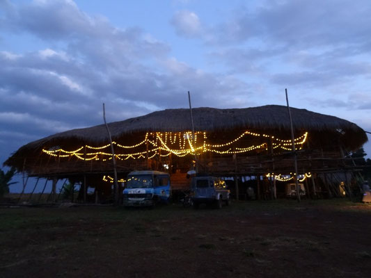 Das Restaurant Maisha Khalisi, einem kompletten aus recycleten Baumaterialien erbauten Restaurant ausserhalb von Moshi mit wunderbaren Blick auf den Kilimandscharo.