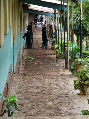 Regen lässt die Wege auf dem Schulgelände sehr schlammig werden - man wächst mit jeden Schritt. Natürlich verursacht dies auch eine erhebliche Verdreckung der Klassenzimmer und Wege.