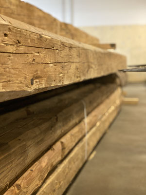 Rustikale Altholz Balken für Innenausbau und dekorative Deckenkonstruktionen