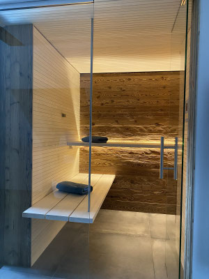 Sauna mit Rückwand aus Handgehackten brettern Seitenwände ebenfalls von uns.