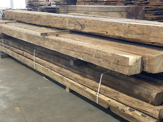 Handgehackte Altholzbalken Unikate aus alten Holz - Vintage-Holz