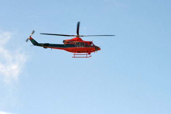 唐松岳へ向かう途中、富山県の防災ヘリがパトロールで飛んで行った。