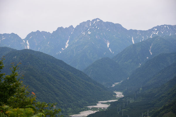 剱岳をズームアップ。山頂の左に細く見えているのが池ノ谷雪渓（氷河）。