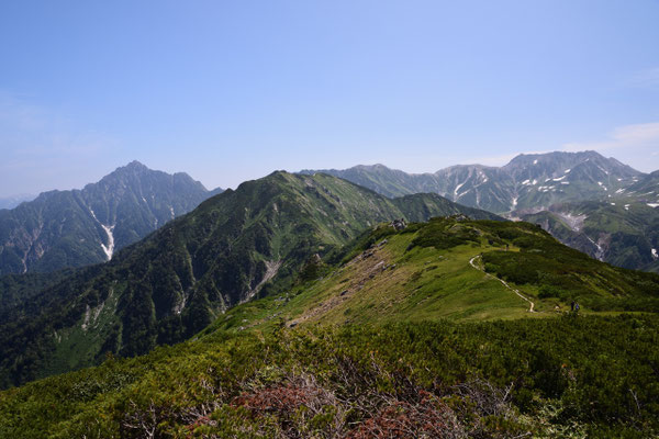 これから歩く奥大日岳まで続く稜線。