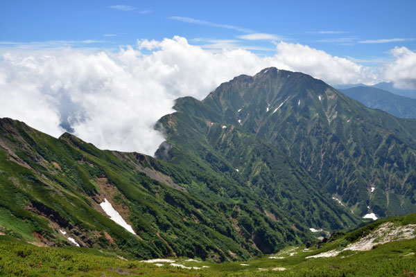 五竜岳。信州側に雲が掛かる。