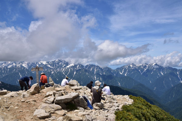 山頂から剣岳と北方稜線の峰々の大展望を楽しんだ。